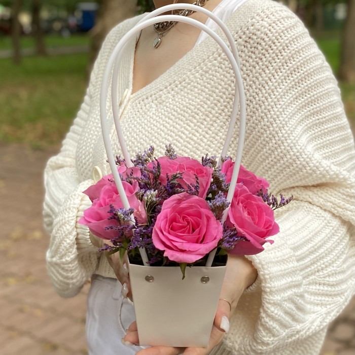 7 розовых роз Аква с лимониумом в сумочке