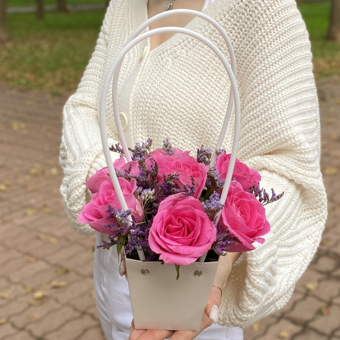 7 розовых роз Аква с лимониумом в сумочке