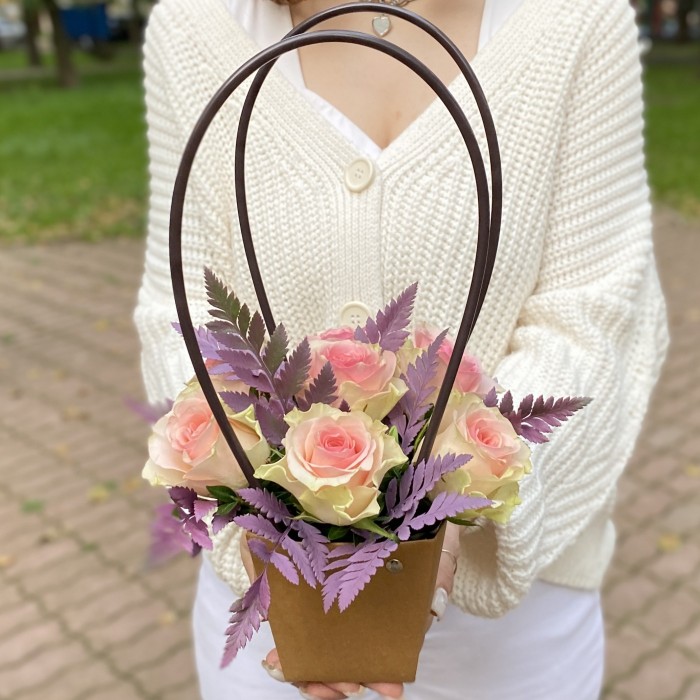 7 розовых роз Топ-гир с папоротником в сумочке