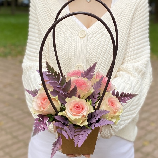 7 розовых роз Топ-гир с папоротником в сумочке