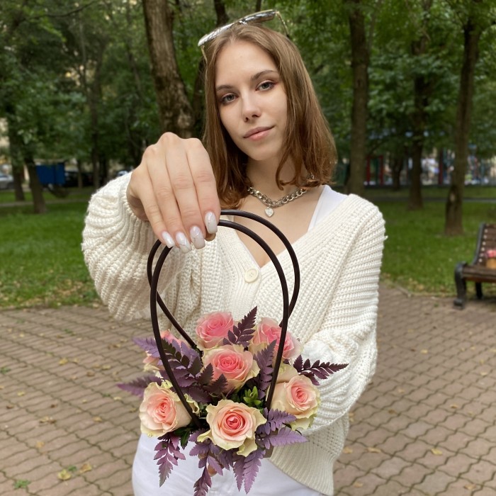 7 розовых роз Топ-гир с папоротником в сумочке