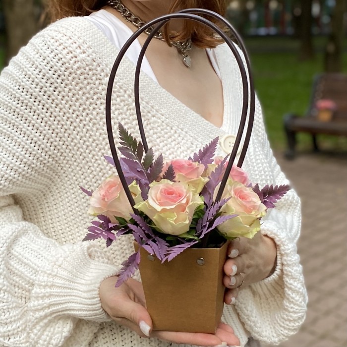 7 розовых роз Топ-гир с папоротником в сумочке