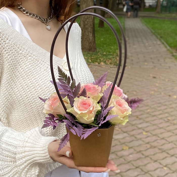 7 розовых роз Топ-гир с папоротником в сумочке