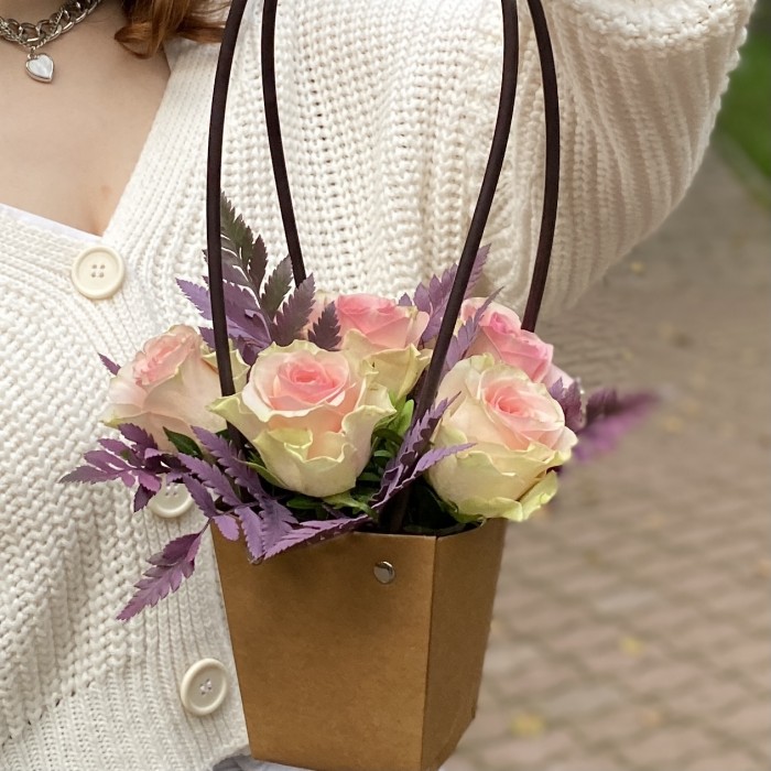 7 розовых роз Топ-гир с папоротником в сумочке