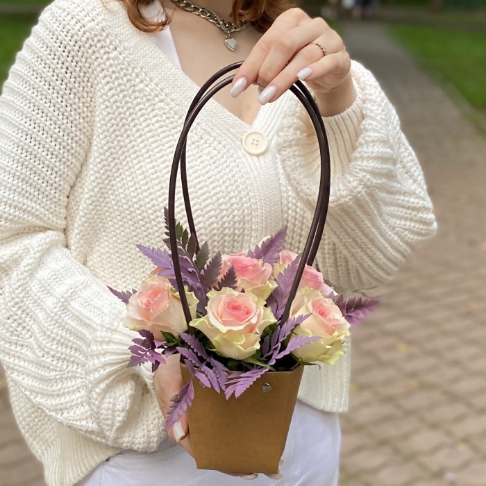 7 розовых роз Топ-гир с папоротником в сумочке