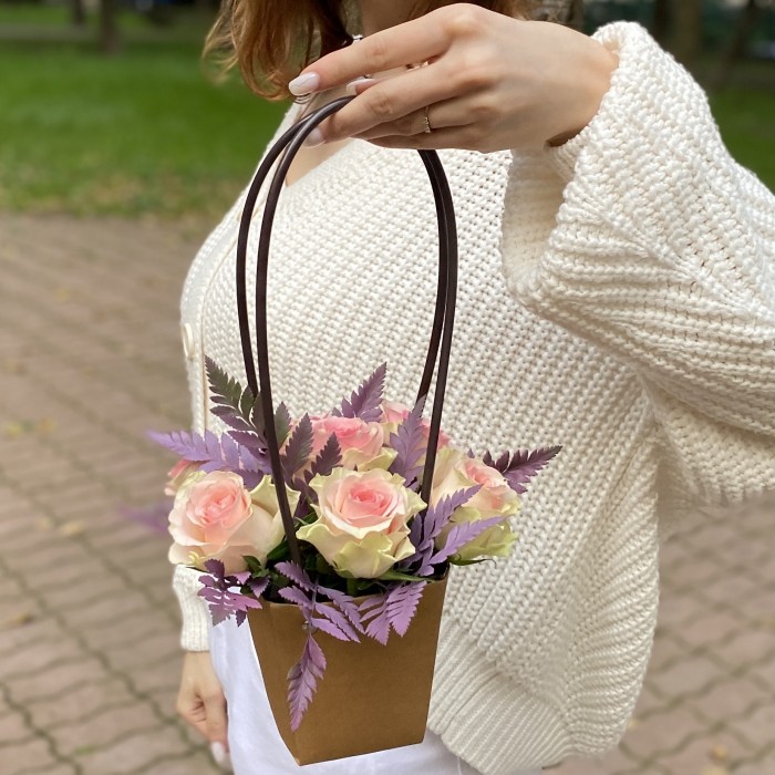 7 розовых роз Топ-гир с папоротником в сумочке