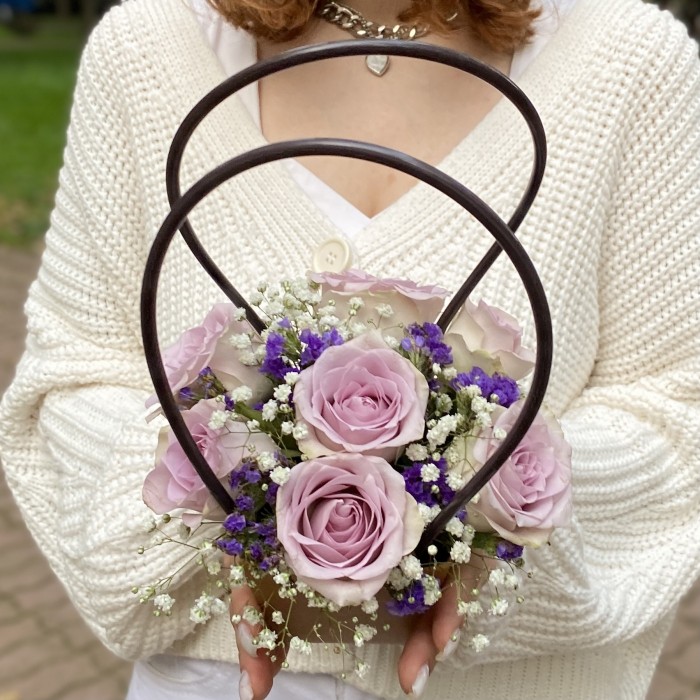 7 сиреневых роз Морнинг дью в сумочке