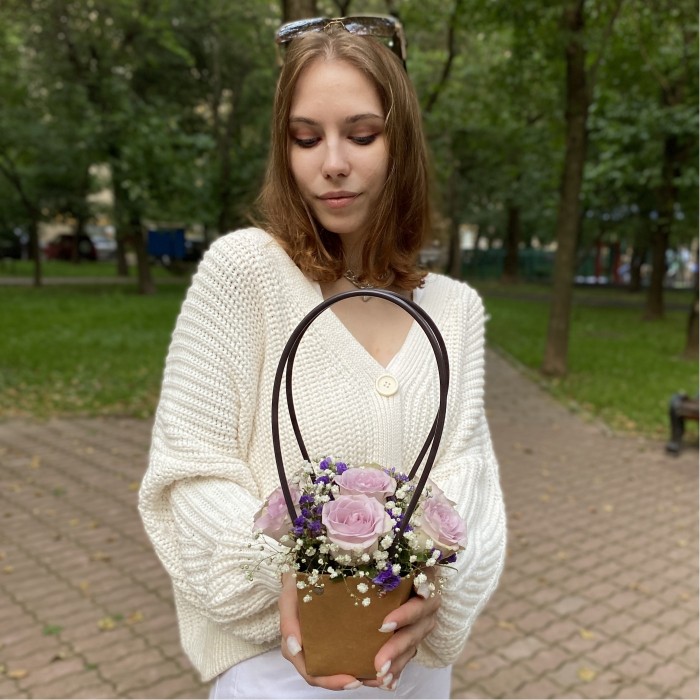 7 сиреневых роз Морнинг дью в сумочке