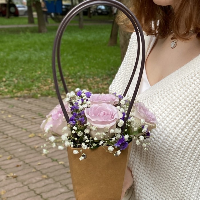 7 сиреневых роз Морнинг дью в сумочке