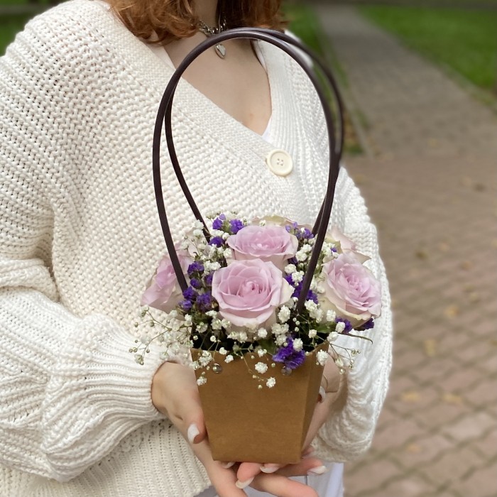 7 сиреневых роз Морнинг дью в сумочке
