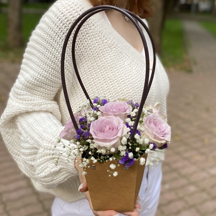 7 сиреневых роз Морнинг дью в сумочке