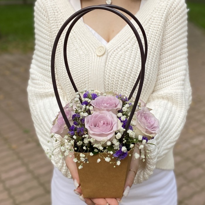 7 сиреневых роз Морнинг дью в сумочке