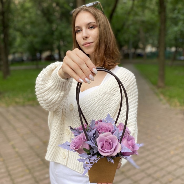 7 сиреневых роз Найтингейл с папоротником в сумочке