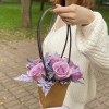 7 сиреневых роз Найтингейл с папоротником в сумочке