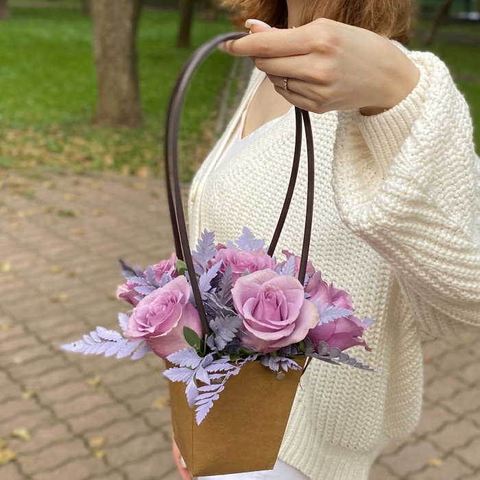 7 сиреневых роз Найтингейл с папоротником в сумочке