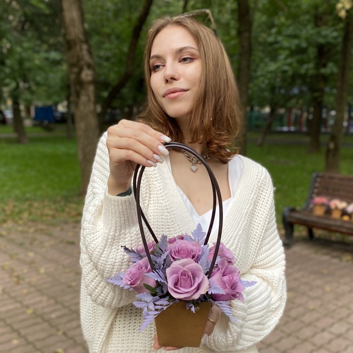 7 сиреневых роз Найтингейл с папоротником в сумочке