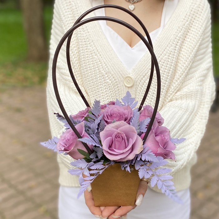 7 сиреневых роз Найтингейл с папоротником в сумочке