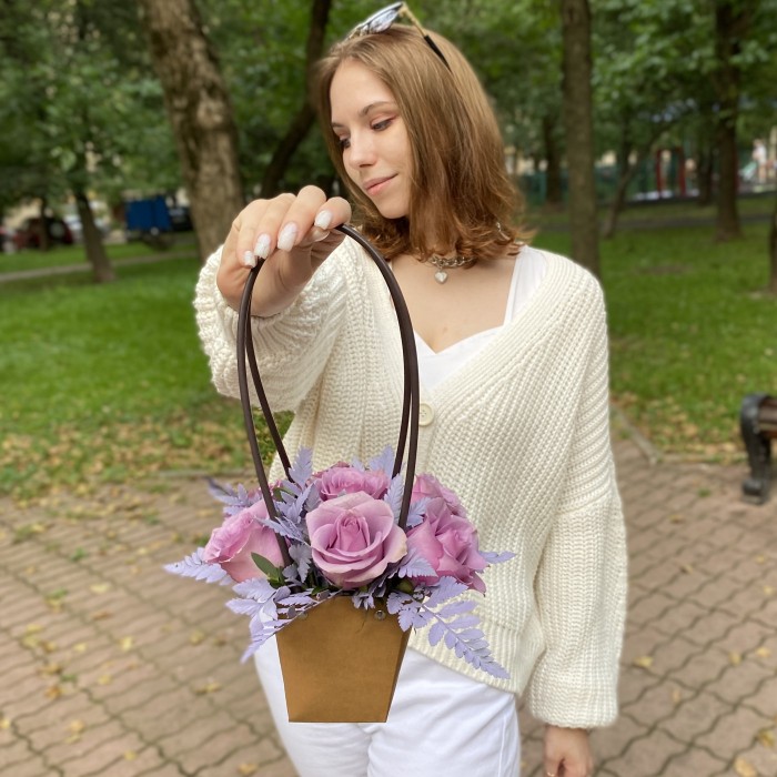 7 сиреневых роз Найтингейл с папоротником в сумочке