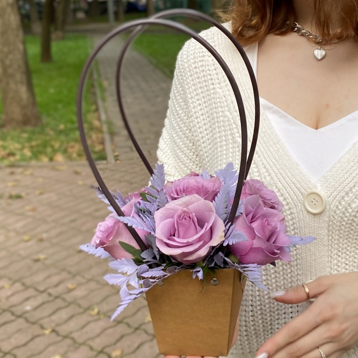 7 сиреневых роз Найтингейл с папоротником в сумочке