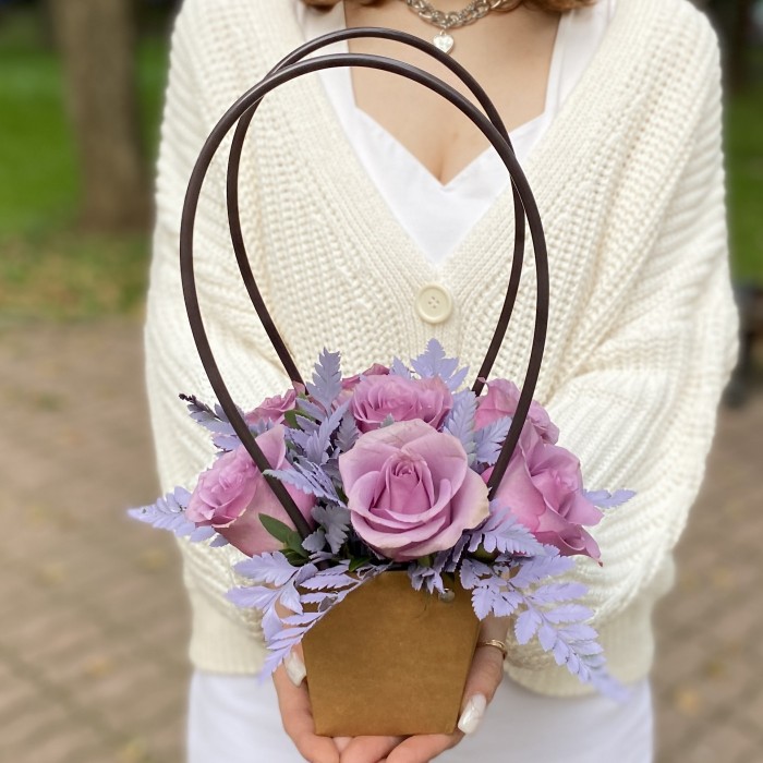 7 сиреневых роз Найтингейл с папоротником в сумочке