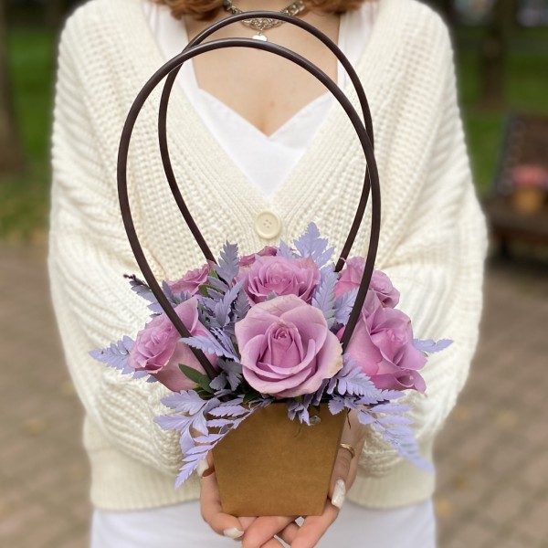 7 сиреневых роз Найтингейл с папоротником в сумочке