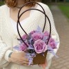 7 сиреневых роз Найтингейл с папоротником в сумочке