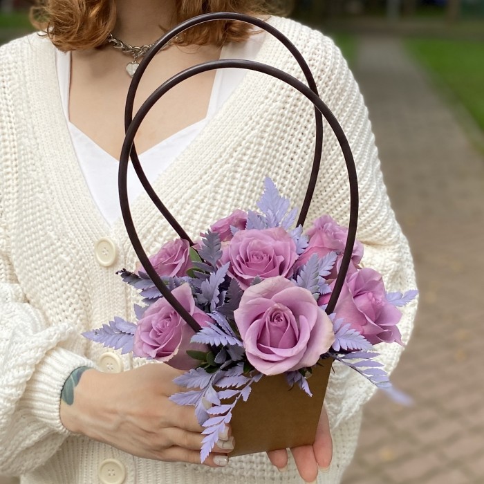 7 сиреневых роз Найтингейл с папоротником в сумочке