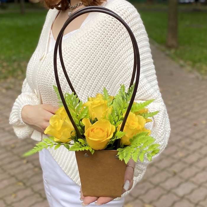 7 желтых роз в сумочке