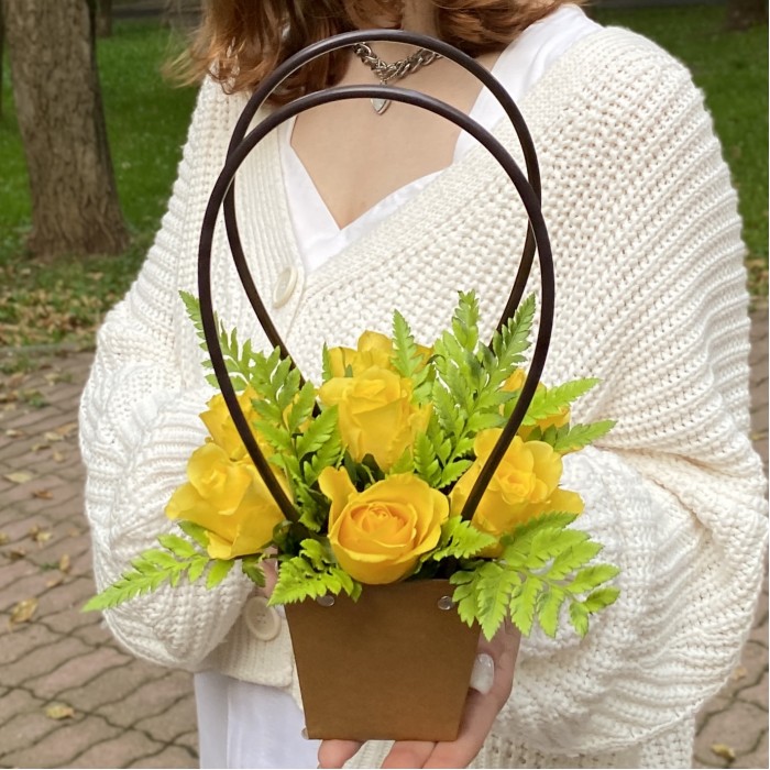 7 желтых роз в сумочке
