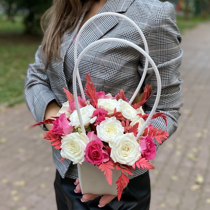 Дуэт кустовых роз Рупски и Сноу бабл в сумочке