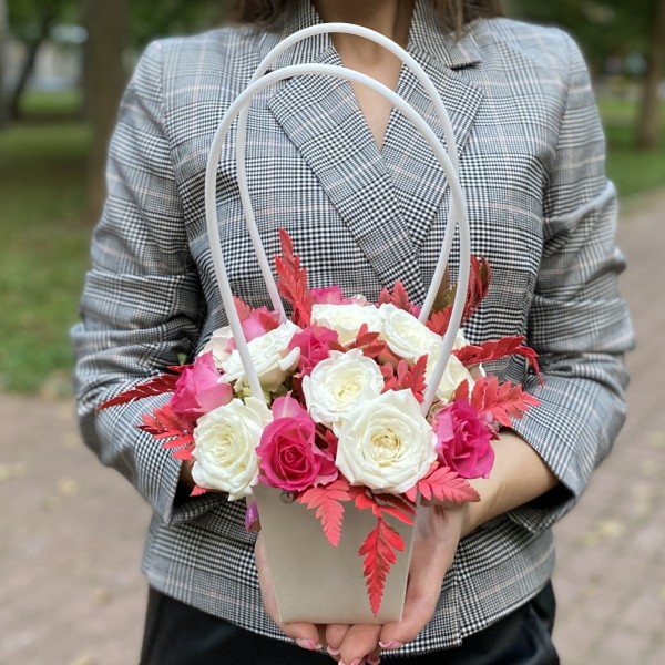 Дуэт кустовых роз Рупски и Сноу бабл в сумочке