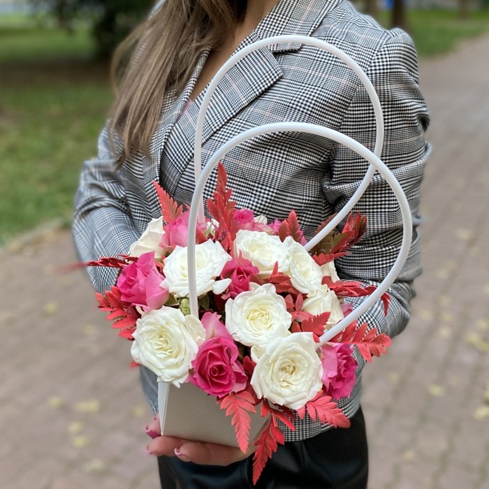 Дуэт кустовых роз Рупски и Сноу бабл в сумочке