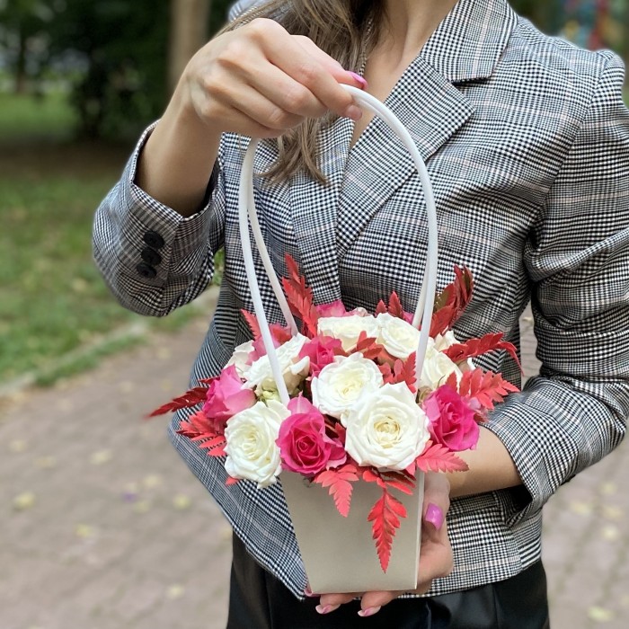 Дуэт кустовых роз Рупски и Сноу бабл в сумочке