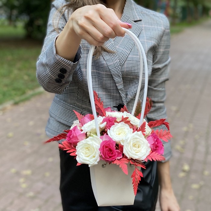 Дуэт кустовых роз Рупски и Сноу бабл в сумочке