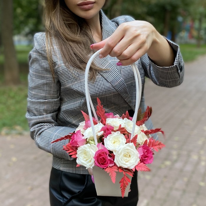 Дуэт кустовых роз Рупски и Сноу бабл в сумочке