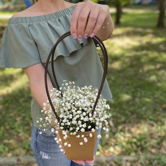 Композиция с белой гипсофилой в сумочке