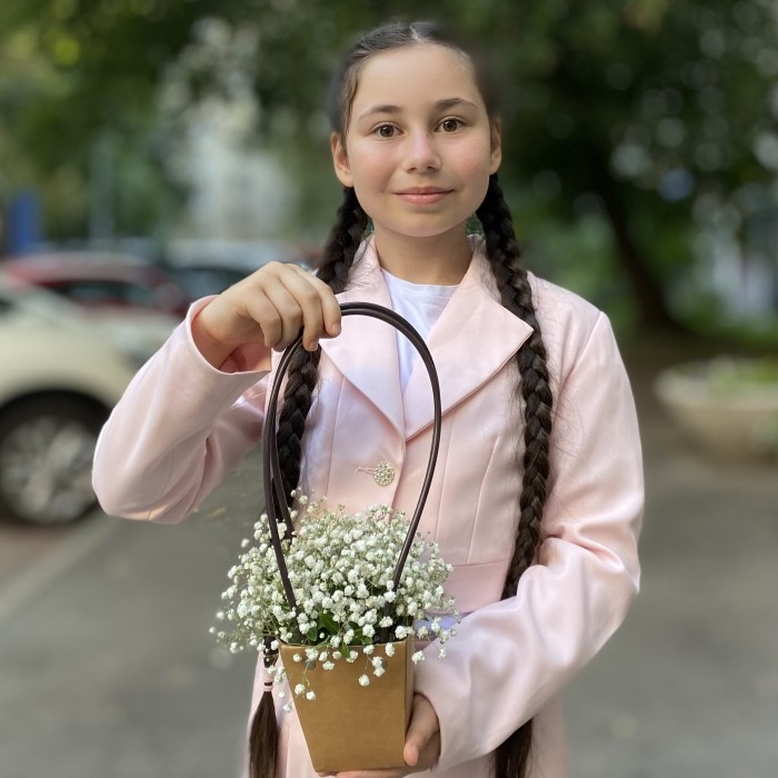 Композиция с белой гипсофилой в сумочке