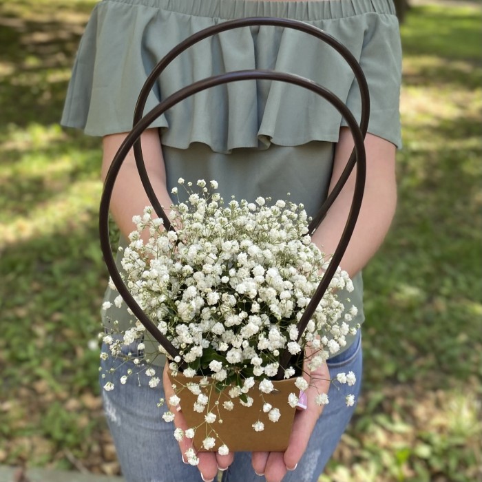 Композиция с белой гипсофилой в сумочке