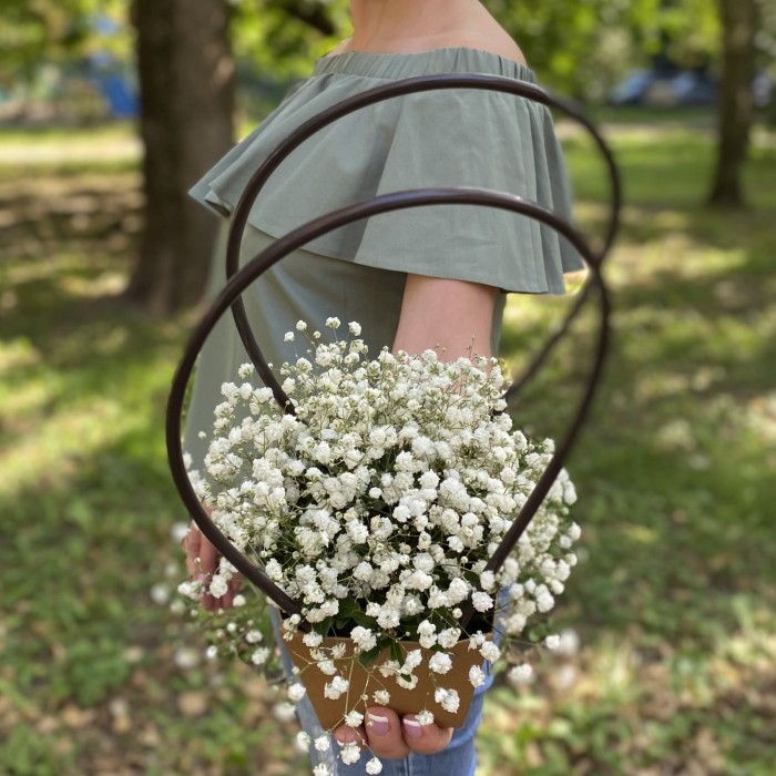 Композиция с белой гипсофилой в сумочке