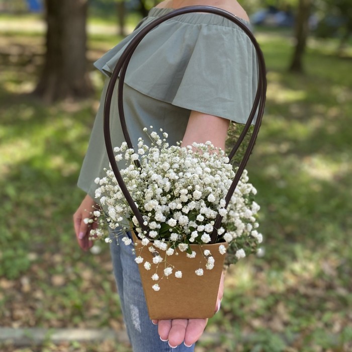 Композиция с белой гипсофилой в сумочке