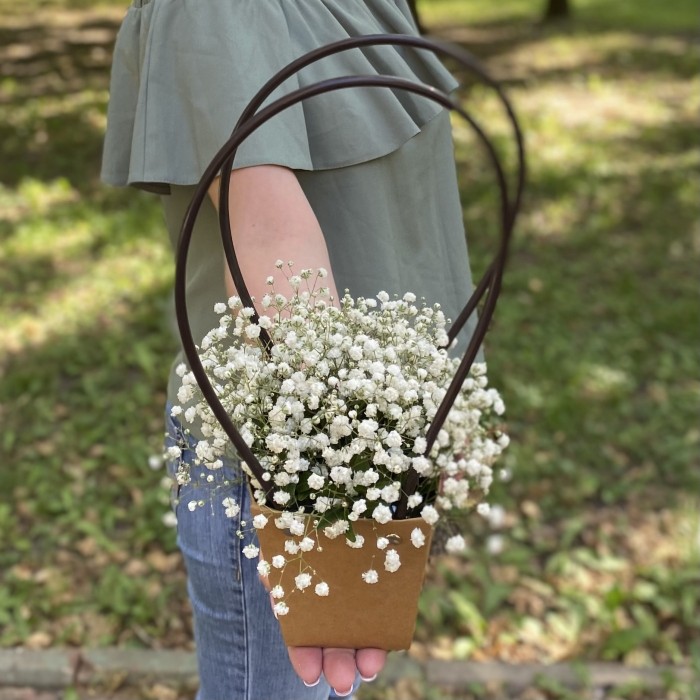 Композиция с белой гипсофилой в сумочке