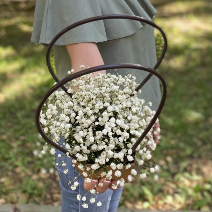 Композиция с белой гипсофилой в сумочке