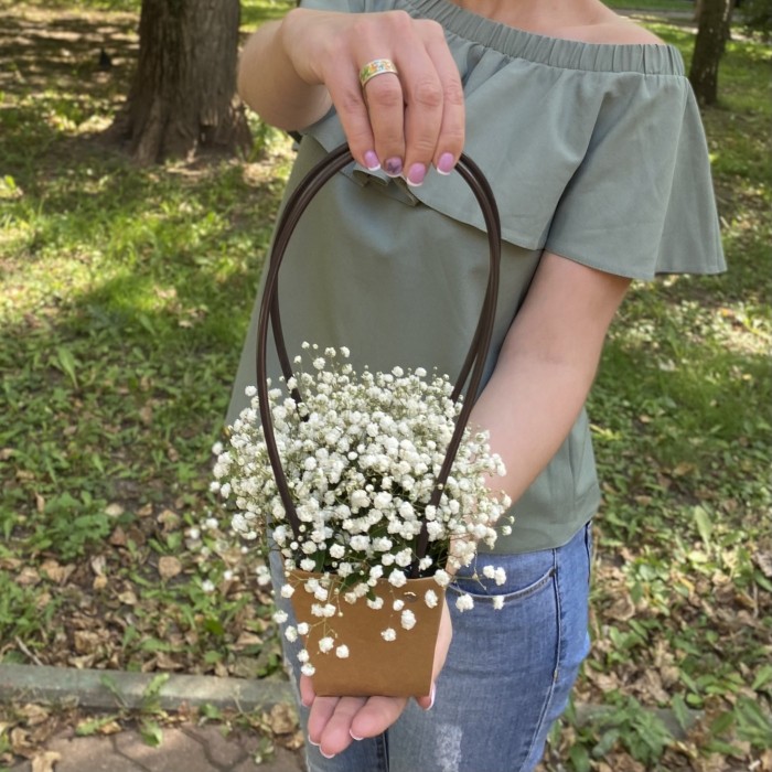 Композиция с белой гипсофилой в сумочке