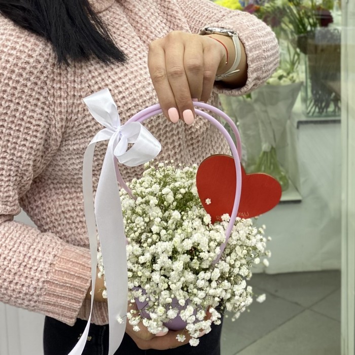 Композиция с гипсофилой в сумочке