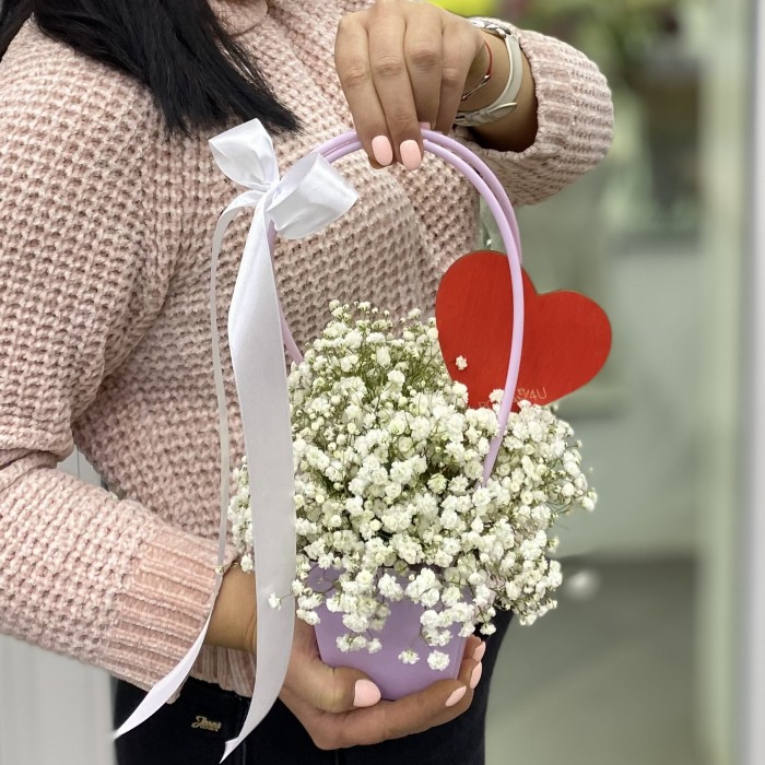 Композиция с гипсофилой в сумочке