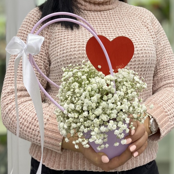 Композиция с гипсофилой в сумочке