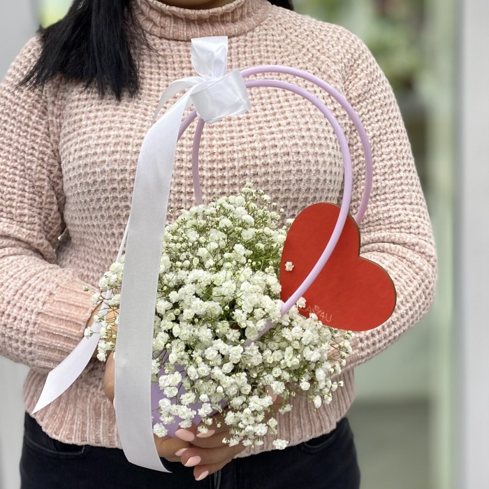 Композиция с гипсофилой в сумочке