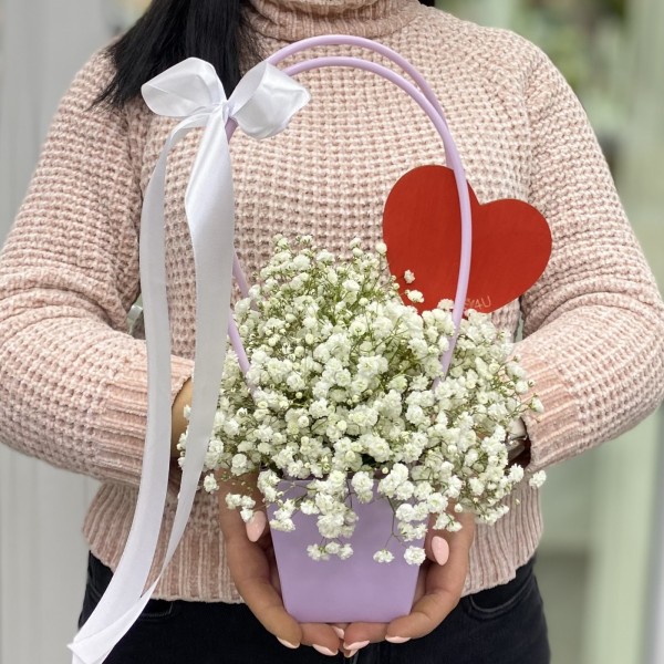 Композиция с гипсофилой в сумочке