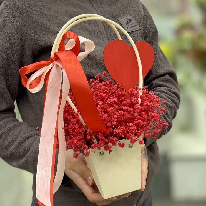 Композиция с красной гипсофилой в сумочке