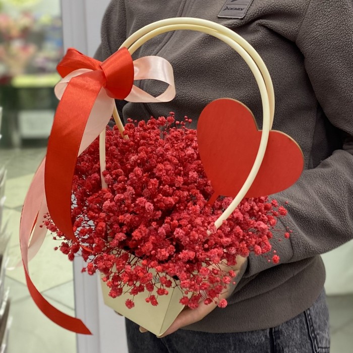 Композиция с красной гипсофилой в сумочке